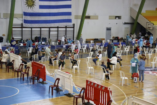 Uruguay comenzó a aplicar una tercera dosis de refuerzo