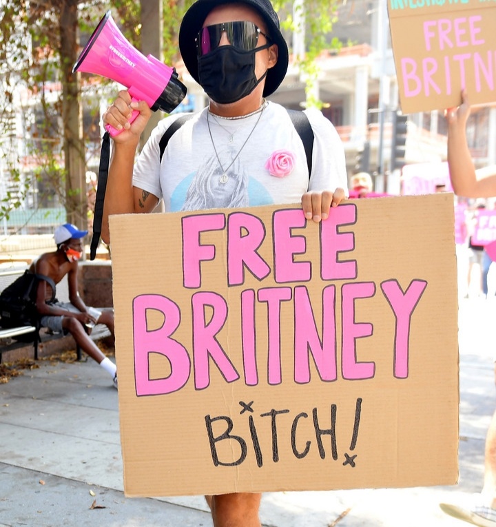 #FreeBritney: La Justicia retiró la tutela que controlaba a la princesa del pop