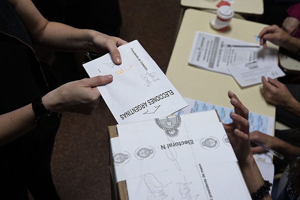 Elecciones en pandemia: Se cierran o no los sobres tras emitir el voto