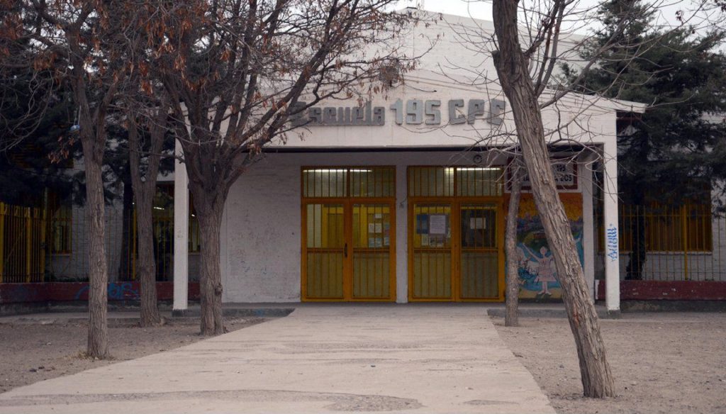 Robaron en una escuela, los descubrieron y huyeron sin el botín