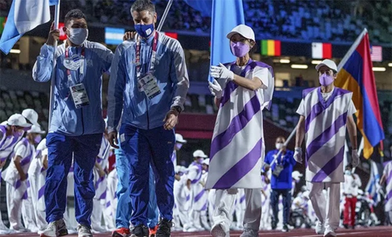 El goleador de Los Murciélagos fue el abanderado de Argentina en la ceremonia de clausura