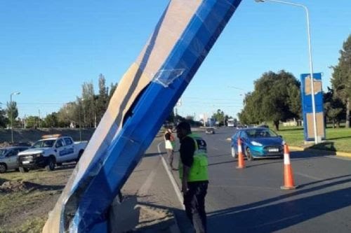 Una camioneta chocó un tótem que mide la velocidad en el acceso a la Ciudad