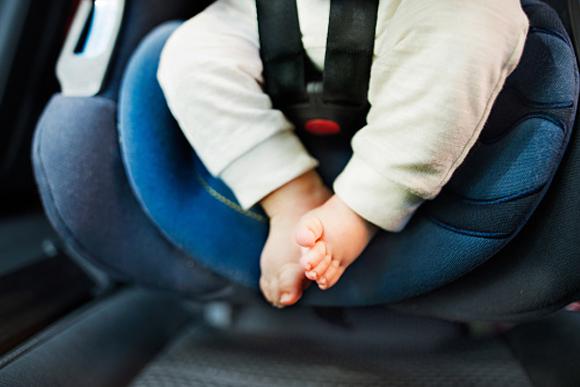 Dejó a su bebé encerrado en el auto para ir a una estética