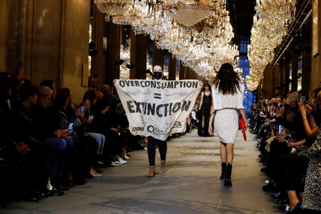 Cambio climático: Activista protestó en el último día de la Semana de la Moda en París