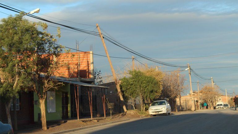 Producto del viento los vecinos de Centenario pasaron horas sin luz