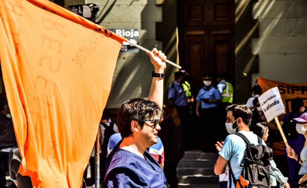 Trabajadores de salud marchan a la Legislatura en el segundo día de paro