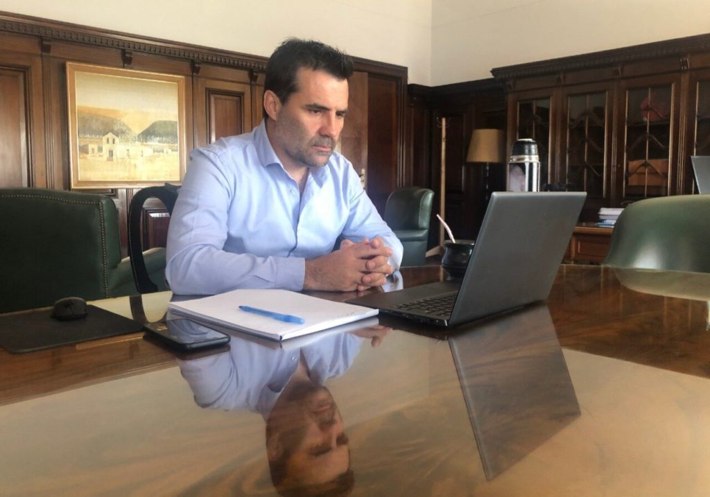 Martínez defendió la exploración petrolera en el mar