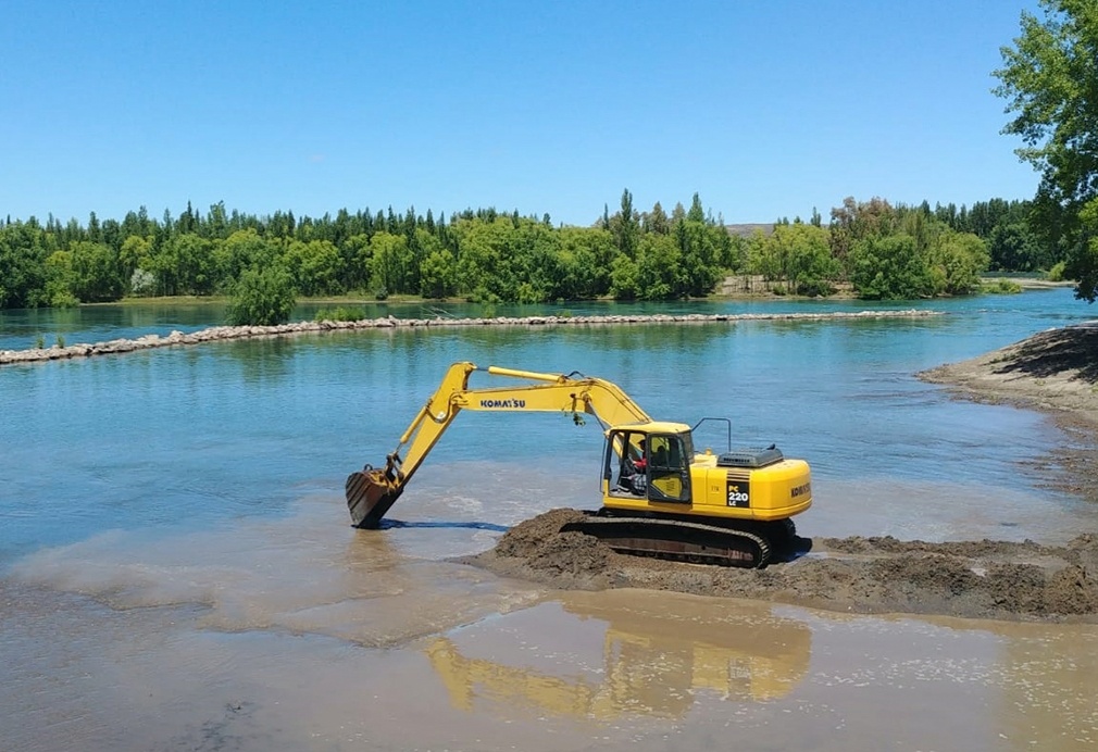 Crisis hídrica: Se realizan tareas de mantenimiento en el río Limay