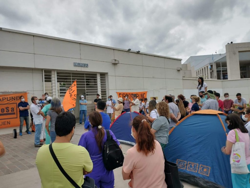 Profesionales y trabajadores de la salud siguen de paro y marcharon a la Legislatura