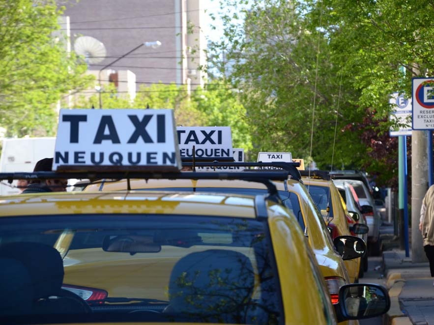 Taxistas de la ciudad organizan una caravana contra Uber