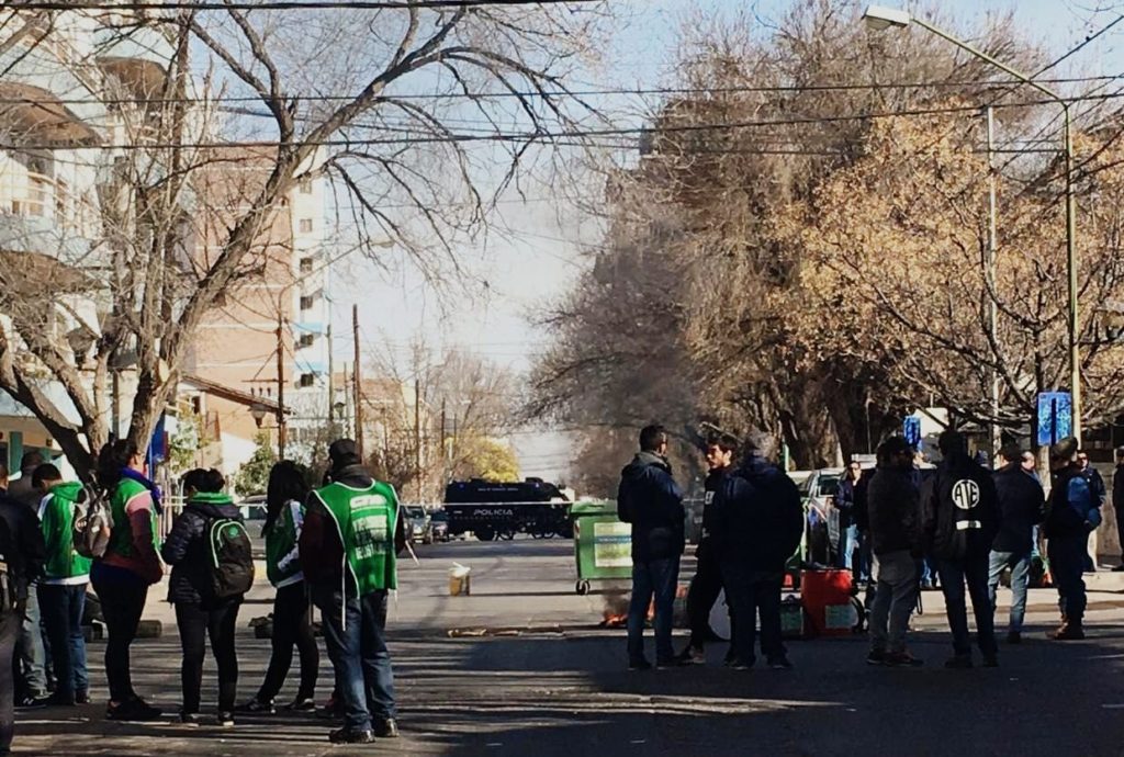 ATE corta las calles frente al Ministerio de Economía