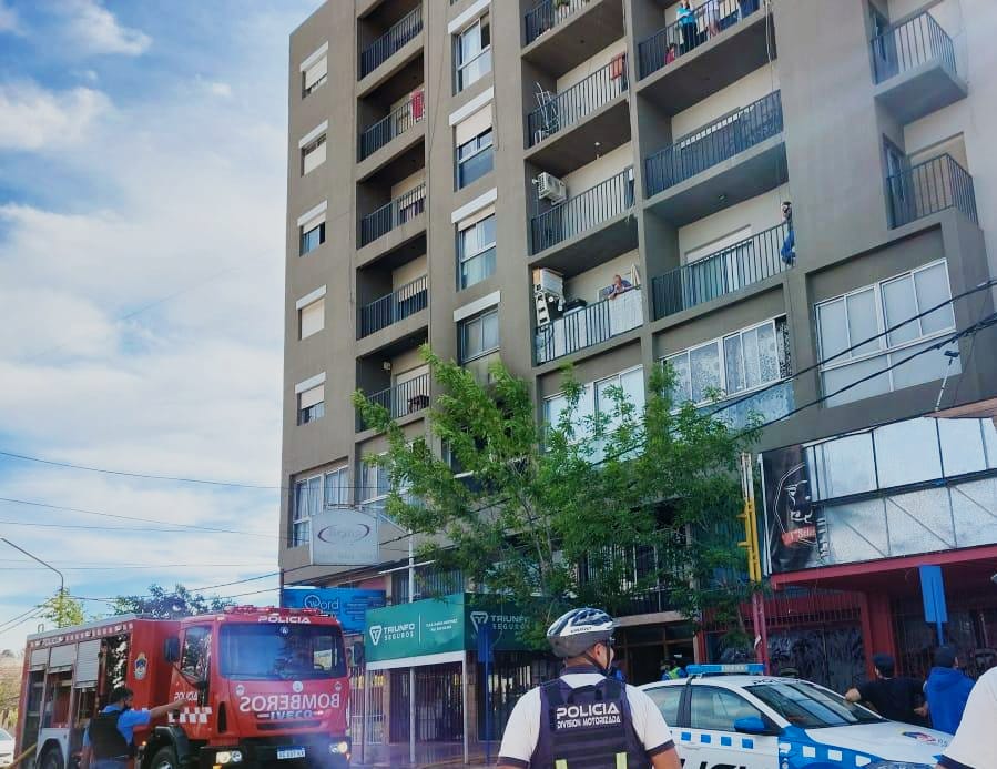 Un edificio del bajo tuvo que ser evacuado por una explosión