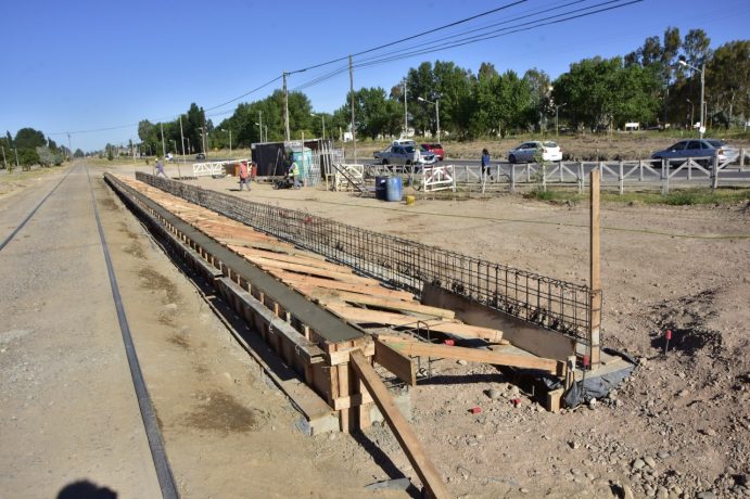 Comenzó la construcción del primer apeadero del Tren del Valle a Plottier