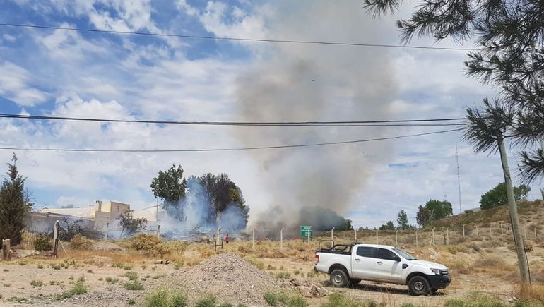 Investigan las causantes del incendio en Terrazas del Neuquén