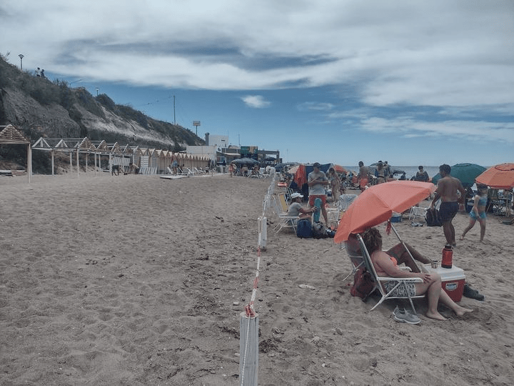 Las Grutas: Aseguran que se accionó contra el parador que «alambró» la playa