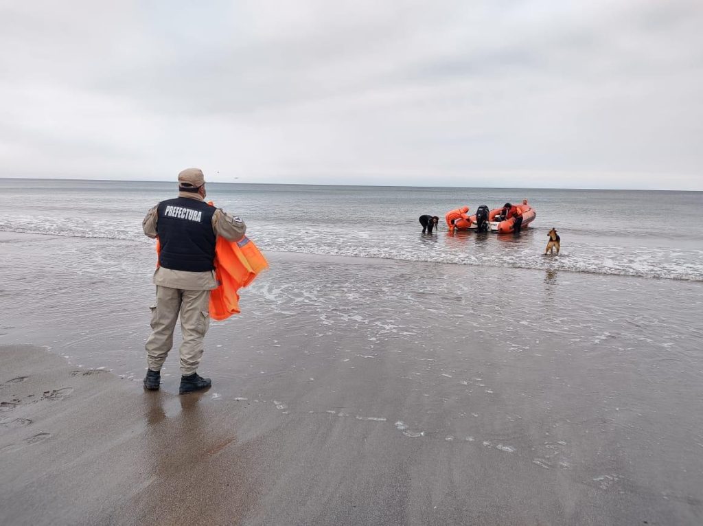 San Antonio Oeste: Se hundió un barco, rescataron a un tripulante y buscan a otros dos