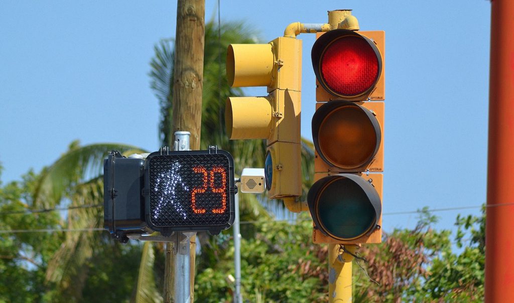 General Roca implementa fotomultas de hasta 90 mil pesos por cruzar semáforos en rojo