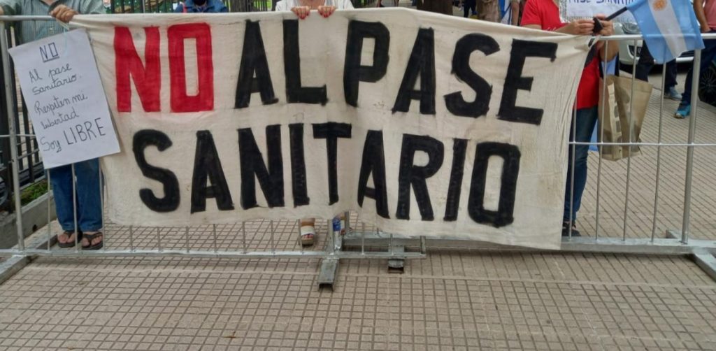 Un grupo de vecinos de Neuquén se manifestó en contra del pase sanitario