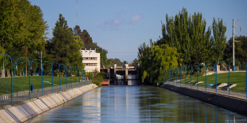 Buscan a un hombre que se arrojó al canal de riego en Roca