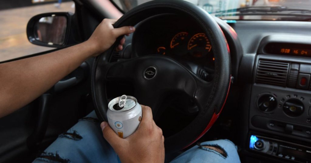 Borracho terminó contra un poste de luz