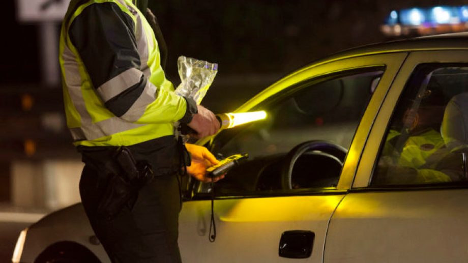 Un conductor borracho atropelló a una mujer policía