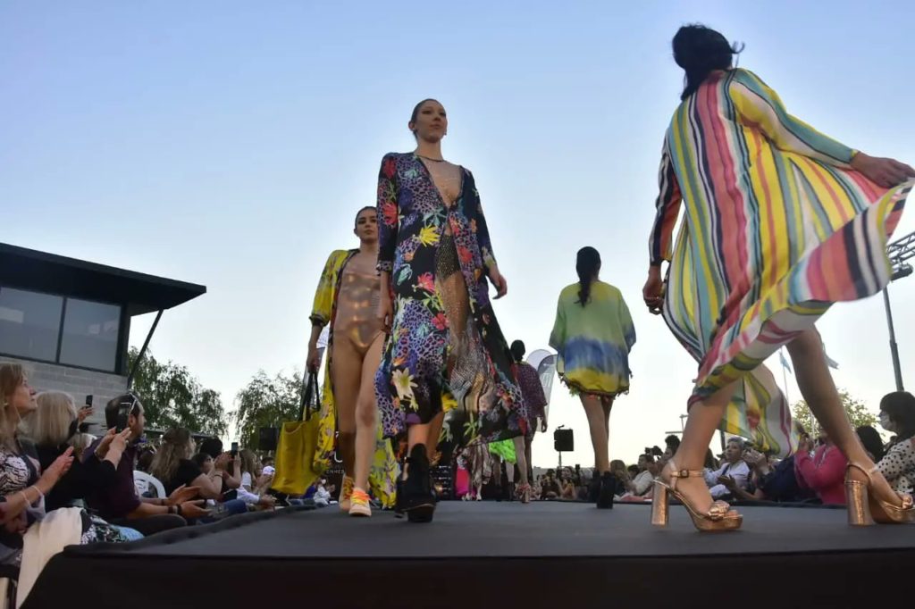 Diseñadores exhibirán prendas de material reciclado y telas orgánicas en el balneario Gatica