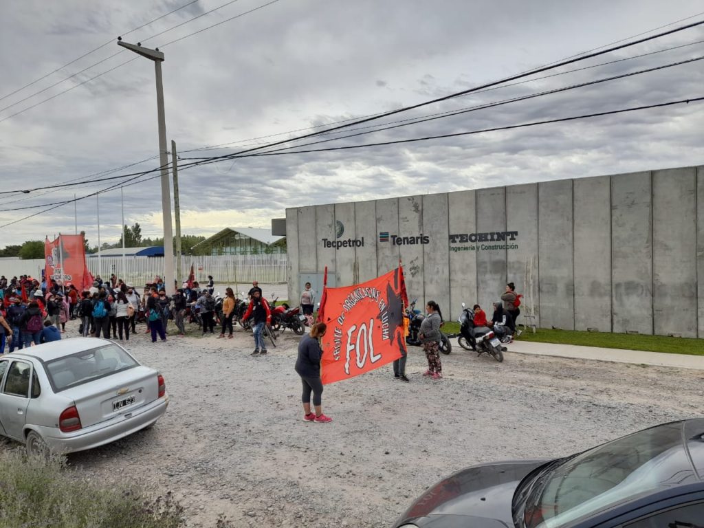 Organizaciones sociales se manifiestan frente a empresas petroleras