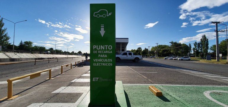 Neuquén inauguró la primera estación para cargar autos eléctricos