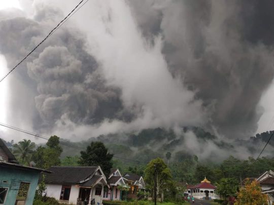 Al menos 14 muertos tras la repentina erupción de un volcán en Indonesia