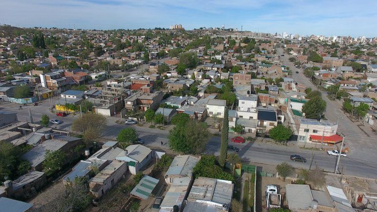 Una mujer fue asesinada a tiros en la vereda de su casa