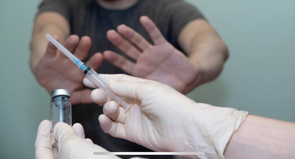 Antivacunas se manifestaron en las puertas de las farmacias habilitadas para vacunar