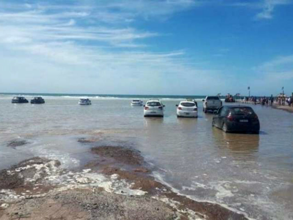 Una marea extraordinaria dejó bajo agua a varios vehículos en Las Grutas