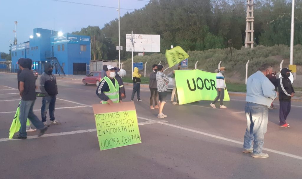 UOCRA corta el Puente Carretero