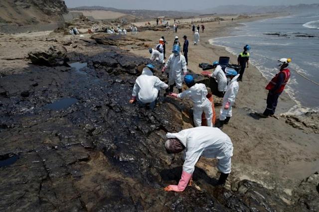 Un masivo derrame de petróleo en el mar de Perú pone en riesgo fauna protegida