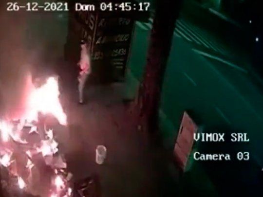 Una mujer prendió fuego a un indigente que dormía en la calle