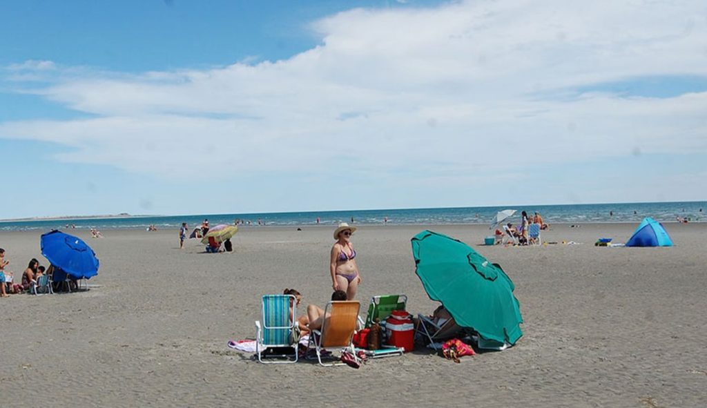 Rescatan a dos adultos y ocho chicos que eran arrastrados por el mar