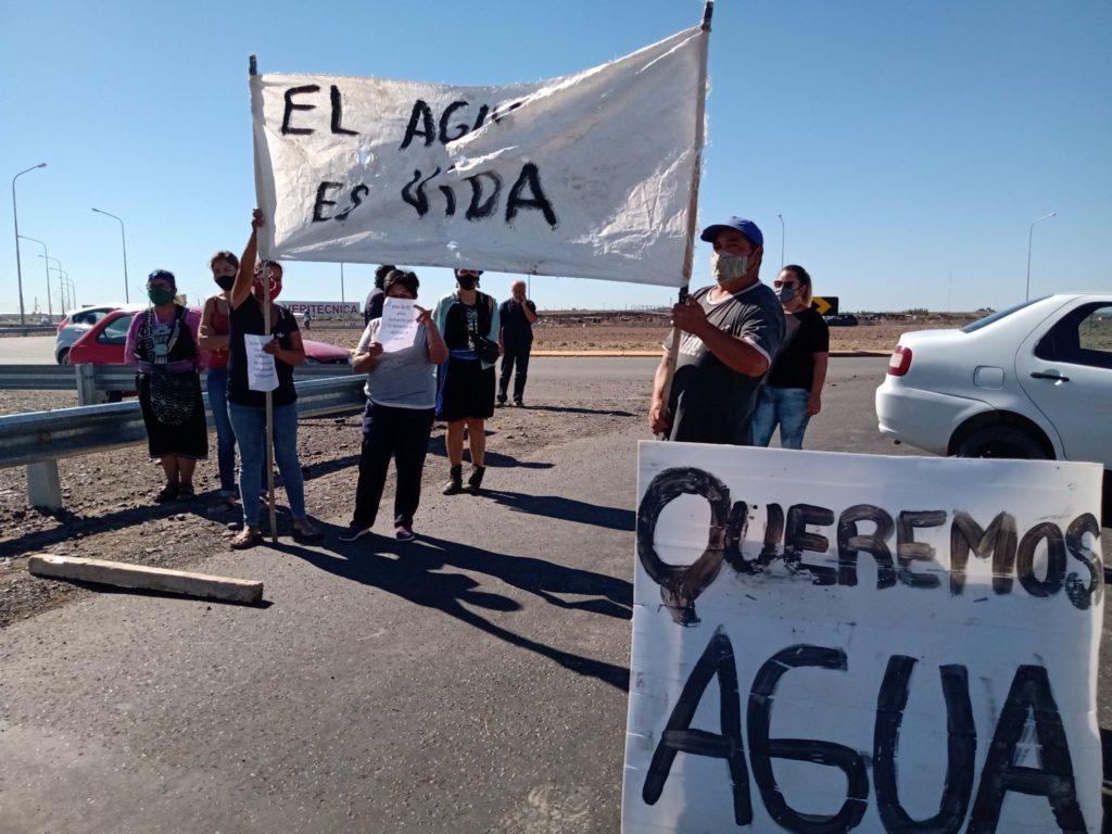 Vecinos de Colonia Rural Nueva Esperanza cortaron la Autovía Norte en pedido de agua