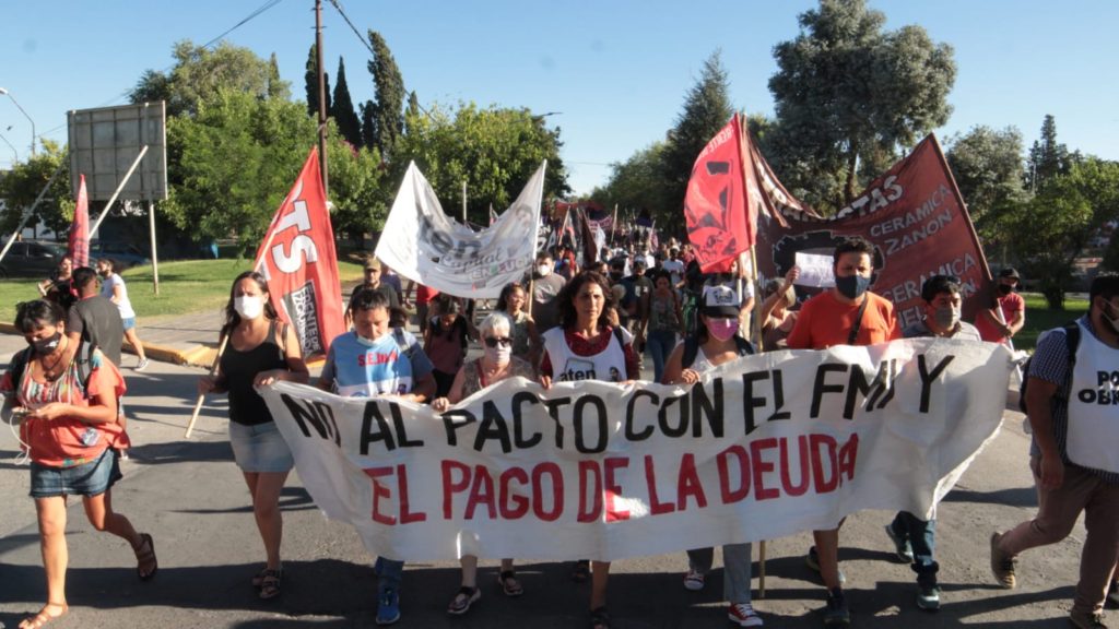 La Izquierda y organizaciones marcharon en contra del acuerdo con el FMI