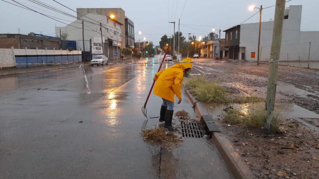 Siguen los días de lluvia en la ciudad y la muni recorre las zonas anegadas