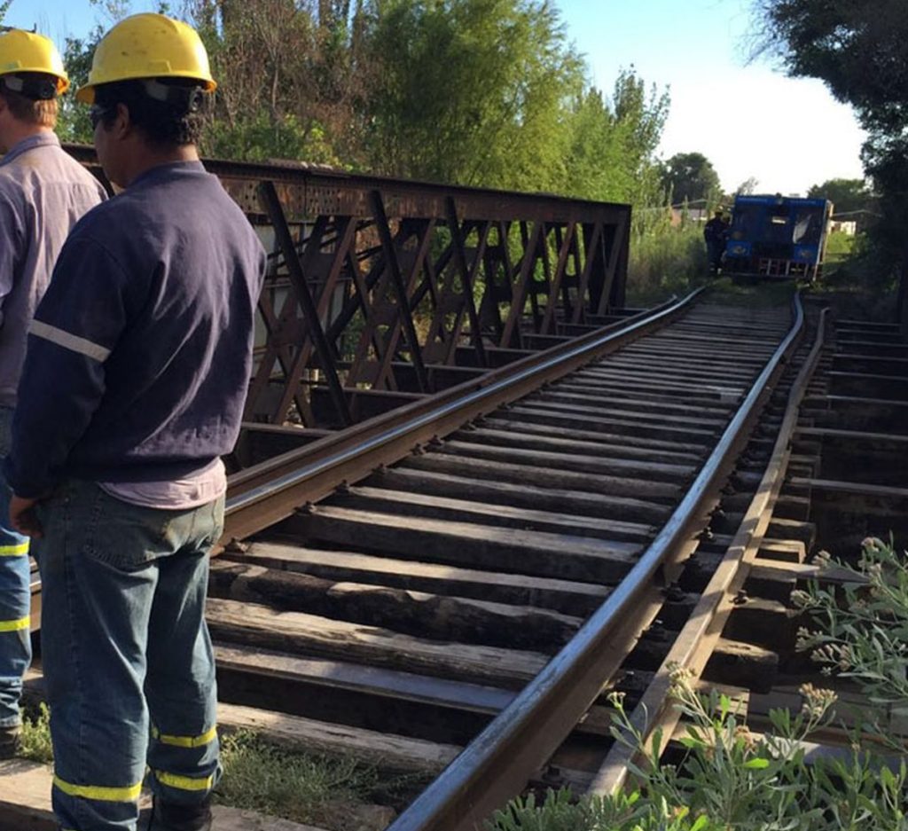 Camión brasilero chocó el puente ferroviario en Cipolletti