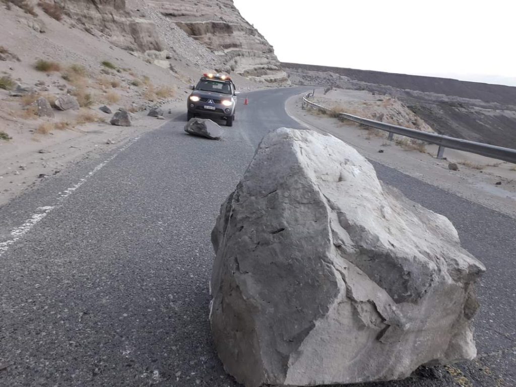 Enormes rocas cayeron sobre a Ruta 40 en el sector de La Rinconada