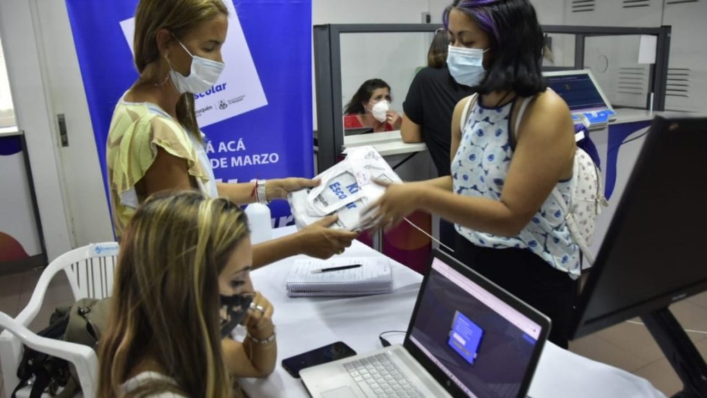 Comienza la entrega de los kits escolares en Neuquén capital