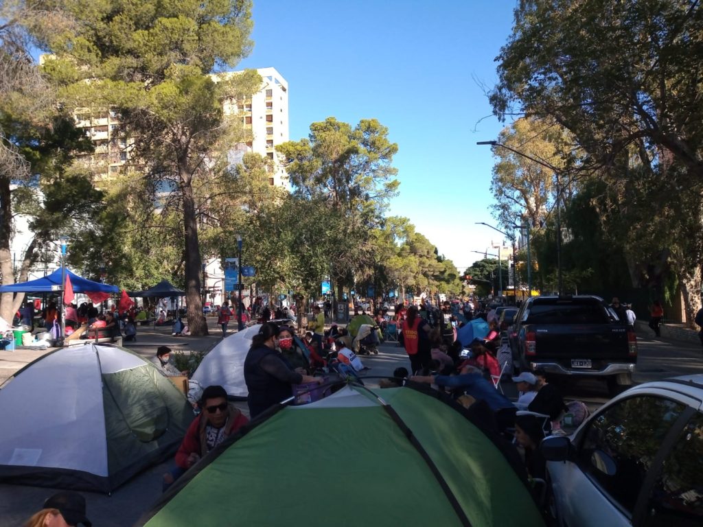 Organizaciones sociales acampan sobre la Avenida Argentina