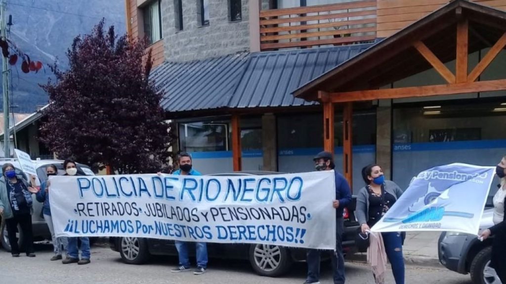 Policías jubilados se manifiestan en Anses Neuquén