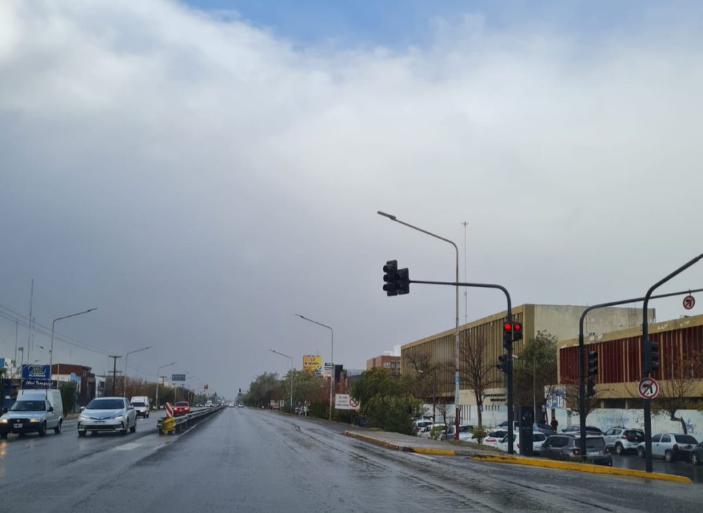 El viento y la lluvia se hacen sentir en Neuquén capital