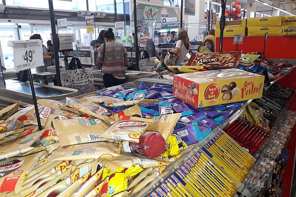 Nueve comercios fueron multados por exhibir golosinas en la línea de cajas