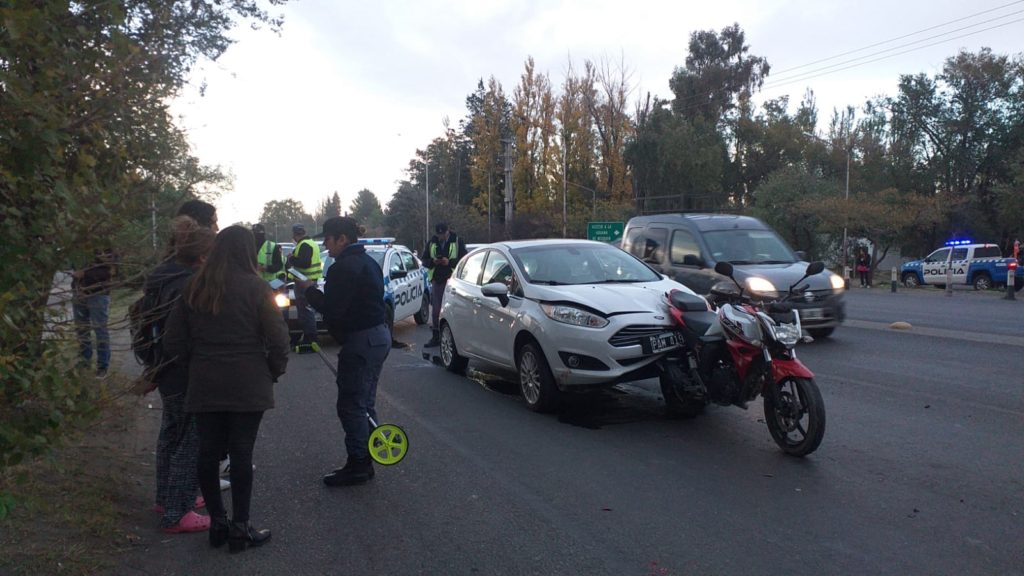 Auto impactó a una moto en Multitrocha y Saavedra