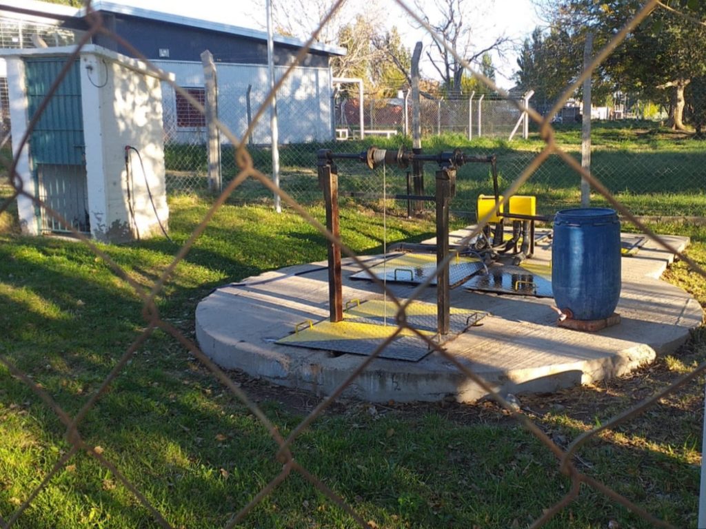 Vecinos reclaman por olores nauseabundos y calles hundidas