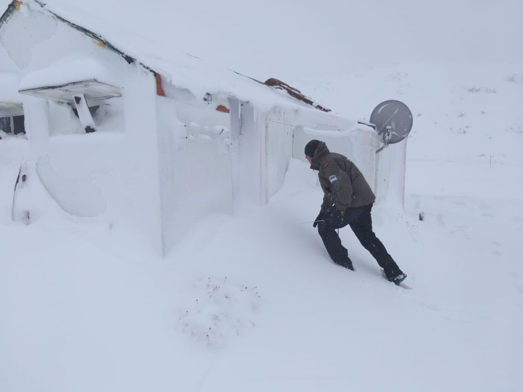 Gendarmería rescató a pobladores rurales y camioneros varados en la nieve