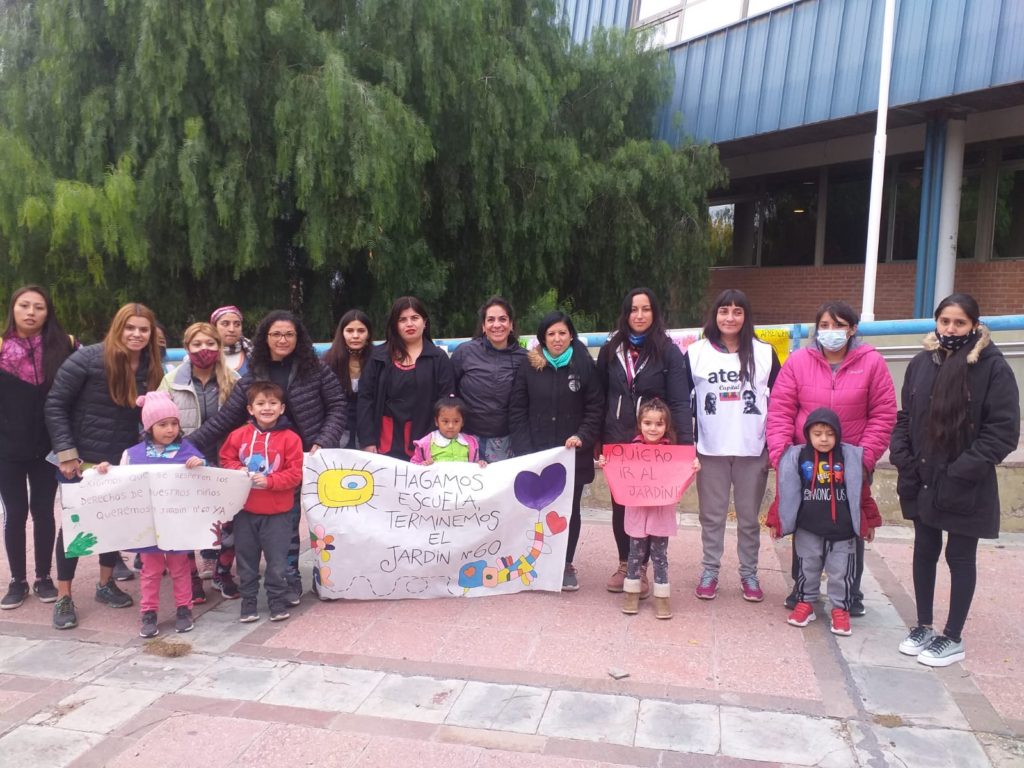 Los pequeños alumnos del Jardín 60 llevaron sus reclamos al Consejo Provincial de Educación